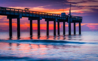 sunrise, balıkçılık iskelede St augustine Beach, florida. 