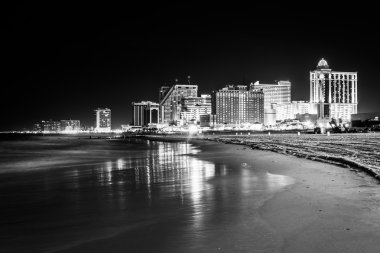 manzarası ve Atlantik Okyanusu gece atlantic City'de yeni je