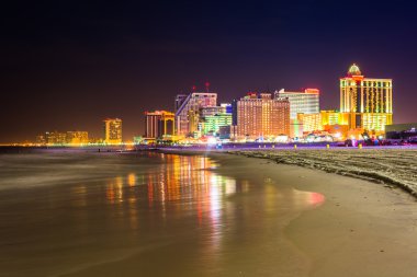manzarası ve Atlantik Okyanusu gece atlantic City'de yeni je