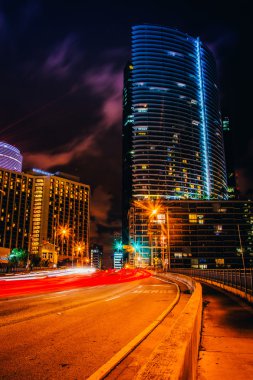 trafik, gece, şehir brickell Avenue miami, florida.