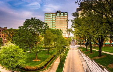 ağaçlar ve binalar capitol karmaşık harrisburg görüldü,