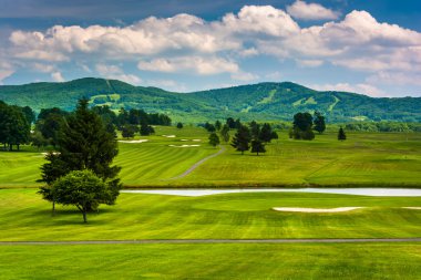 bir golf sahası ve Kenan Vadisi sta uzak dağ görünümü