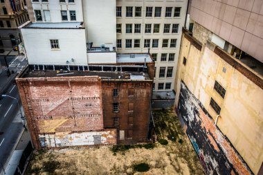 Terk edilmiş bir binada bir otopark Baltimore dan görünümünü