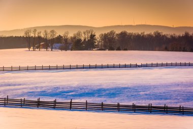 karla kaplı tarım alanları ve güvercin hills yakınlarında sprin görünümü