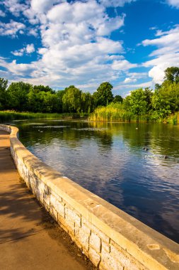 Patika boyunca bir gölet Patterson Park, Baltimore, Maryland. 