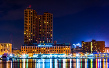 Waterfront binalar gece iç liman, baltimore, ma