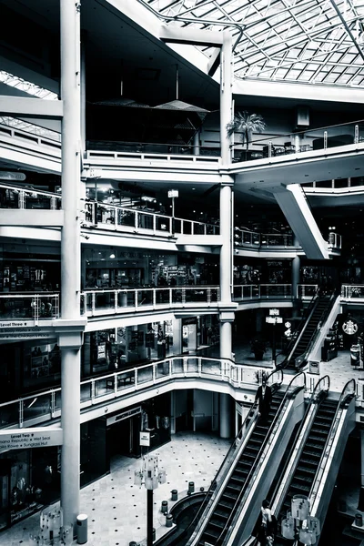 Het interieur van de gallery, in de inner harbor van baltimore, m — Stockfoto