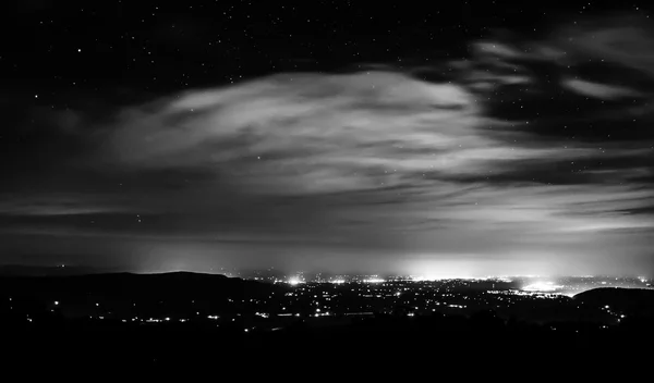 Ночное небо и города в долине Шенандоа, вид со Скайла — стоковое фото
