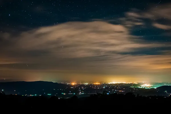 O céu noturno e cidades no Vale do Shenandoah, visto de Skyl — Fotografia de Stock