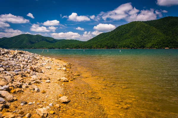 The rocky shore of  Watauga Lake, in Cherokee National Forest, T — Stock Photo, Image