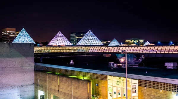 Acoperișul unui mall noaptea, în Columbia, Maryland . — Fotografie, imagine de stoc