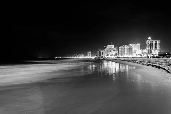 El horizonte y el Océano Atlántico por la noche en Atlantic City, New Je — Foto de Stock