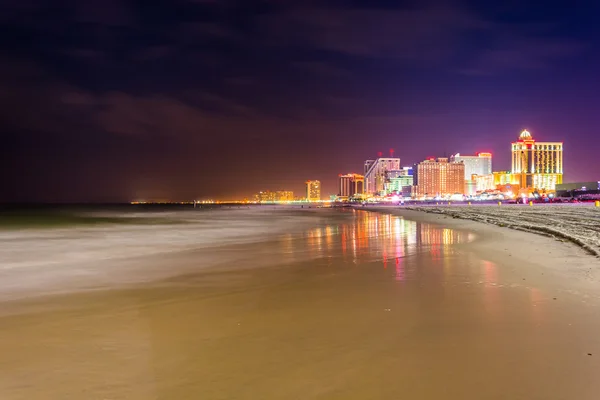 Lo skyline e l'Oceano Atlantico di notte ad Atlantic City, New Je — Foto Stock