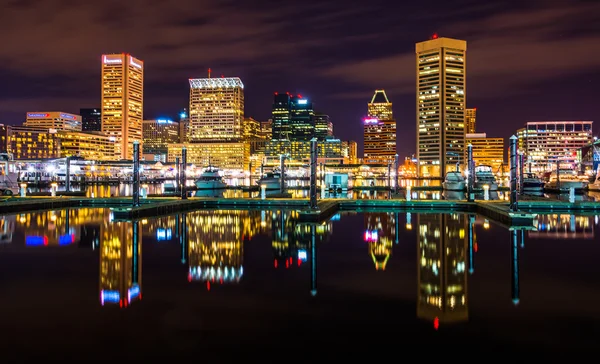 manzarası ve Rıhtımı'nda gece suya yansıtan