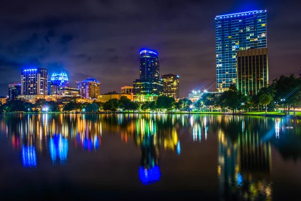 Lo skyline che si riflette nel lago Eola di notte, Orlando, Florida . — Foto Stock