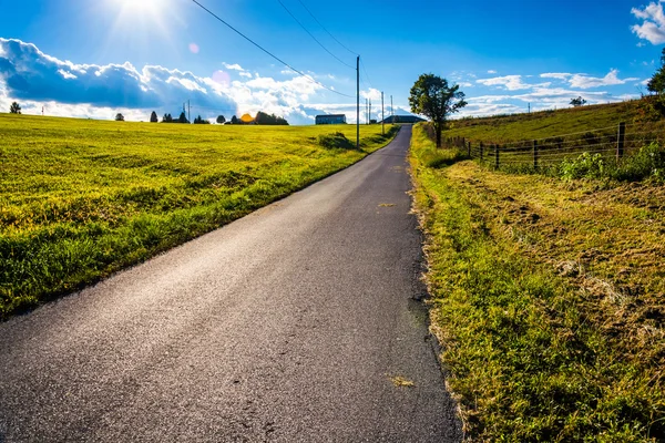 Il sole che tramonta su una strada di campagna vicino a Cross Roads, Pennsylvan — Foto Stock