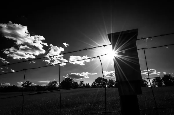 The sun shines through a fence at Antietam National Battlefield, — Stock Photo, Image