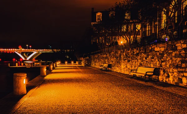 Waterfront вночі в Олександрії, Вірджинія. — стокове фото