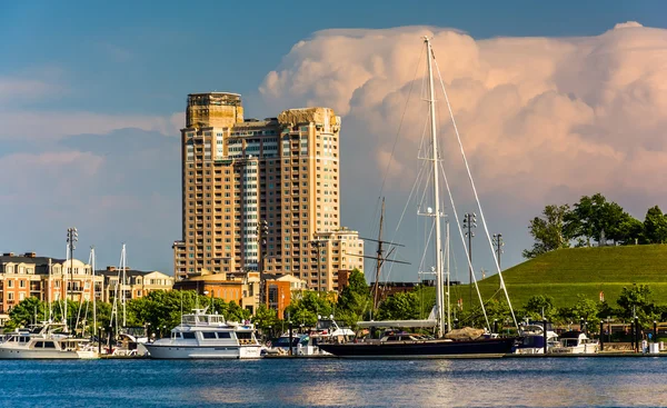 Gewitterwolken über dem Bundeshügel und dem Innenhafen von Berlin — Stockfoto