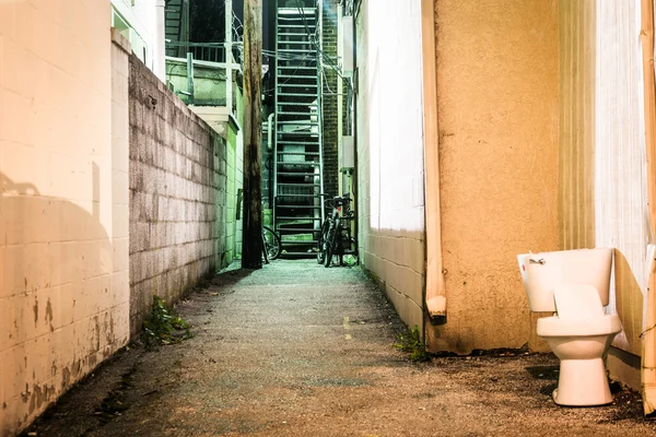 Toilette und dunkle Gasse nachts in Hannover, Pennsylvania. — Stockfoto