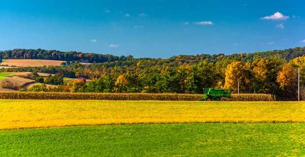 Traktor és mezőgazdasági területek, a vidéki york county, pennsylvan képe — Stock Fotó