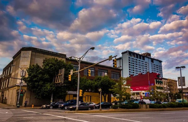 Tráfego e edifícios ao longo da North Avenue em Baltimore, Maryland . — Fotografia de Stock