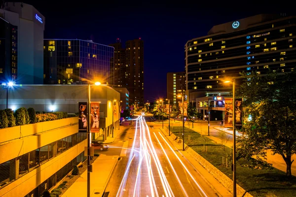 Traffic and buildings on Charles Street  at night, in the Inner — Stock Photo, Image