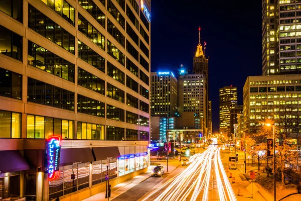 Tráfego e edifícios em Light Street à noite, no centro de Balt — Fotografia de Stock