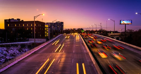 Trafik på jones faller motortrafikled på twilight, i bal — Stockfoto