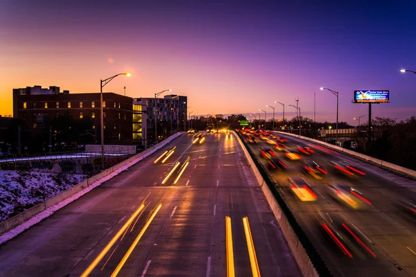 Trafik på jones faller motortrafikled på twilight, i bal — Stockfoto