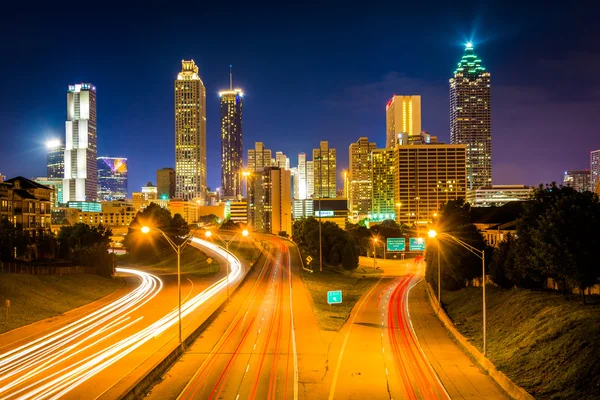 Provoz na svobodu parkway a atlanta Panorama v noci, viz — Stock fotografie