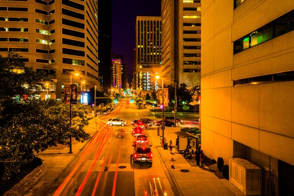 Traffic op charles straat 's nachts, in de binnenhaven, baltim — Stockfoto