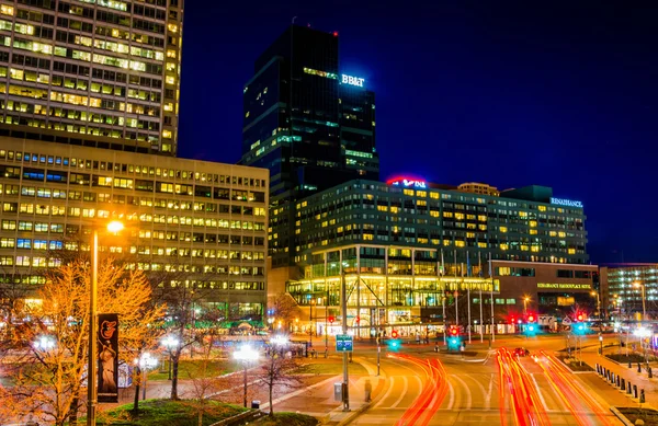 Tráfego na luz edifícios modernos e ruas à noite, em baltim — Stockfoto