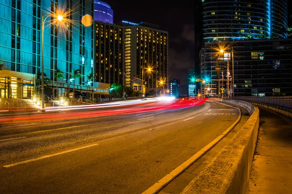 Trafik på brickell avenue på natten, i centrala miami, florida. — Stockfoto