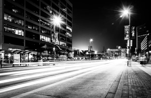 Tráfico en Pratt Street por la noche, en Baltimore, Maryland . —  Fotos de Stock