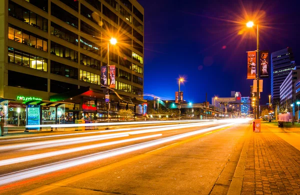 Trafik på pratt gatan på natten, i baltimore, maryland. — Stockfoto