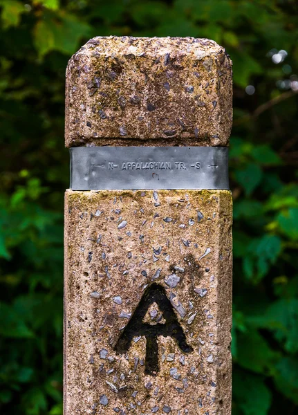 Trail markör för den appalachian trail i shenandoah national pa — Stockfoto