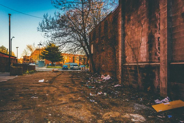 Müll und verlassene Gebäude in der Altstadt von Baltimore, mar — Stockfoto