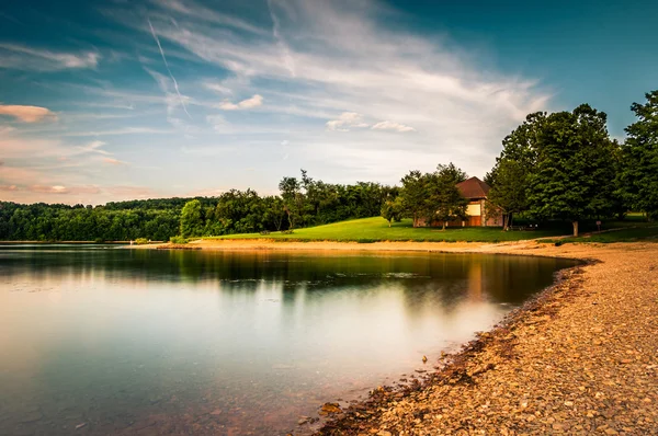 Trees and building along the shore of Lake Marburg, at Codorus S — Stock Photo, Image