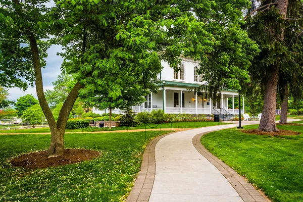 Árboles y construcción a lo largo de un camino a través de Gettysburg College, Penn — Foto de Stock