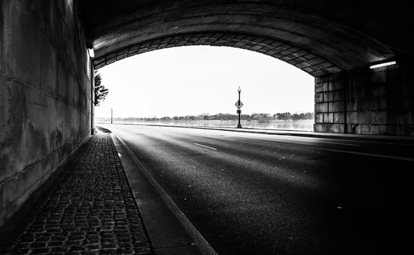 Tunnel op een weg langs de potomac rivier in washington, dc. — Stockfoto