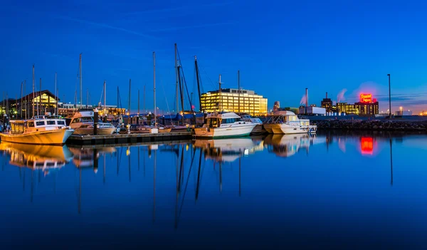 Reflexiones crepusculares en un puerto deportivo en Harbor East, Baltimore, Mary — Foto de Stock