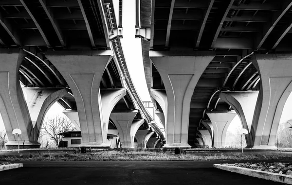 Sous le pont Woodrow Wilson, à Alexandria, Virginie . — Photo