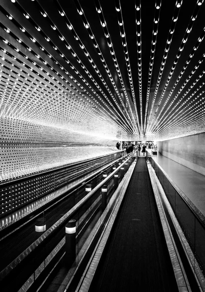 Underground bewegende wandelpad bij de nationale galerij van kunst, wa — Stockfoto