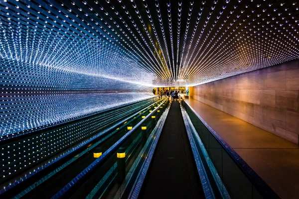 Passarela subterrânea em movimento na Galeria Nacional de Arte, em Wa — Fotografia de Stock