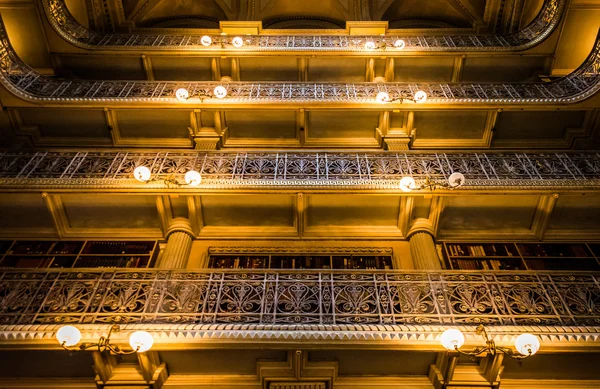 Upper levels of the Peabody Library in Mount Vernon, Baltimore, — Stock Photo, Image