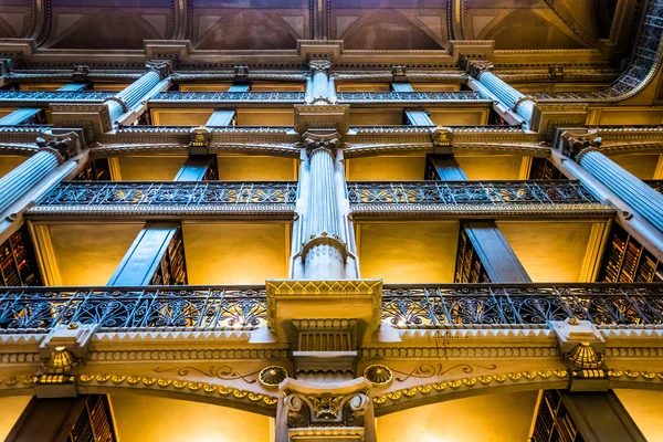 Upper levels of the Peabody Library in Mount Vernon, Baltimore, — Stock Photo, Image