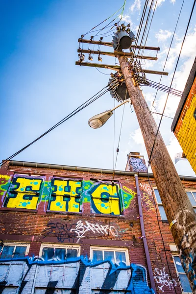 Utility pole i Graffiti Alley, Baltimore, Maryland . - Stock-foto