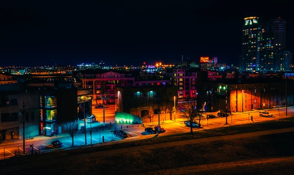 夜にボルティモア、メリーランド州の中央政府丘から東を見る. — ストック写真