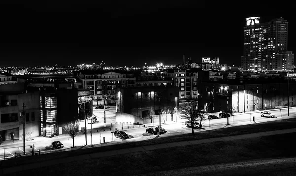 夜にボルティモア、メリーランド州の中央政府丘から東を見る. — ストック写真